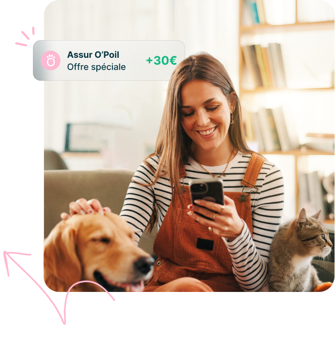 Une femme jouant avec son chien assuré chez Assur O'Poil